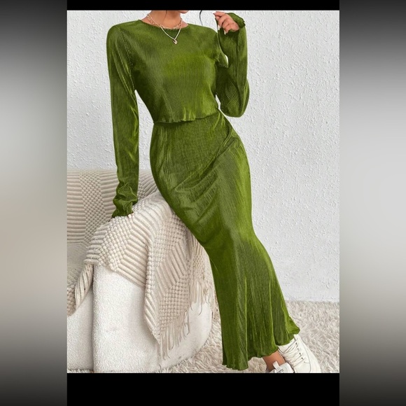 Elegant Green Ribbed 2 piece Dress - Picture 2 of 6